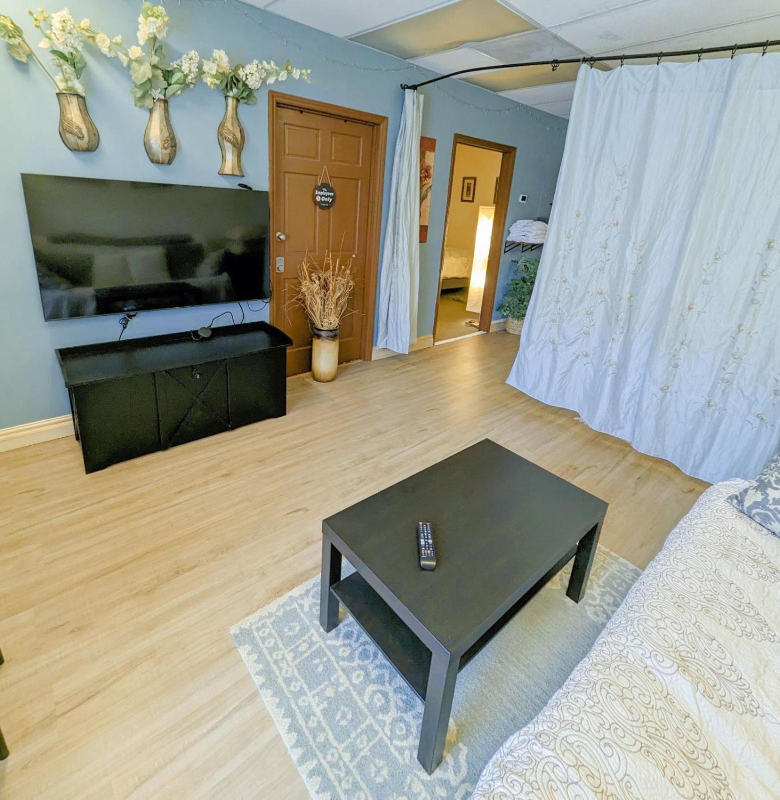 Uptown Area, Cozy King Suite, Quiet And Private, Free Parking, Walk To Restaurants Charlotte Exterior foto